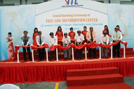 Ribbon_cutting_at__opening_ceremony_of_Tien_Son_DC